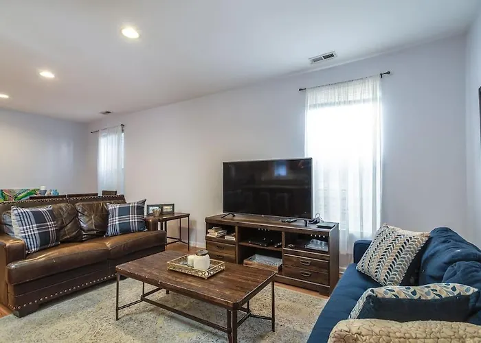 Lincoln Park Living - Suite 2