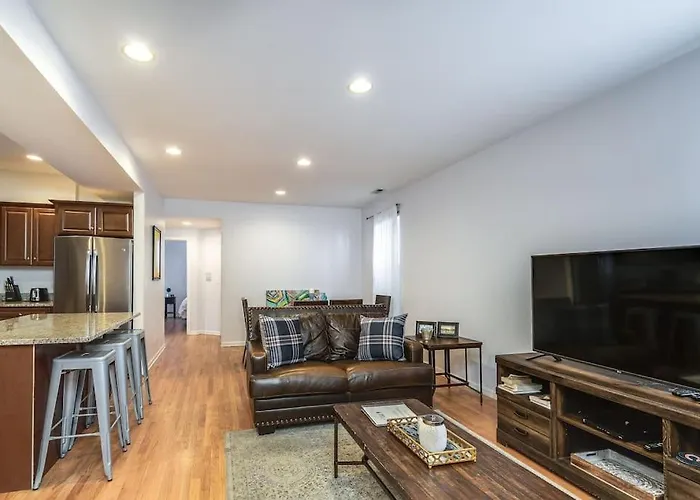 Lincoln Park Living - Suite 2