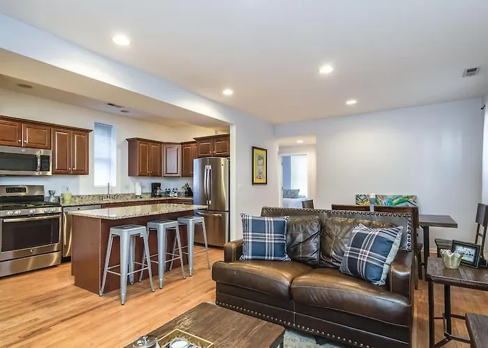 Lincoln Park Living - Suite 2